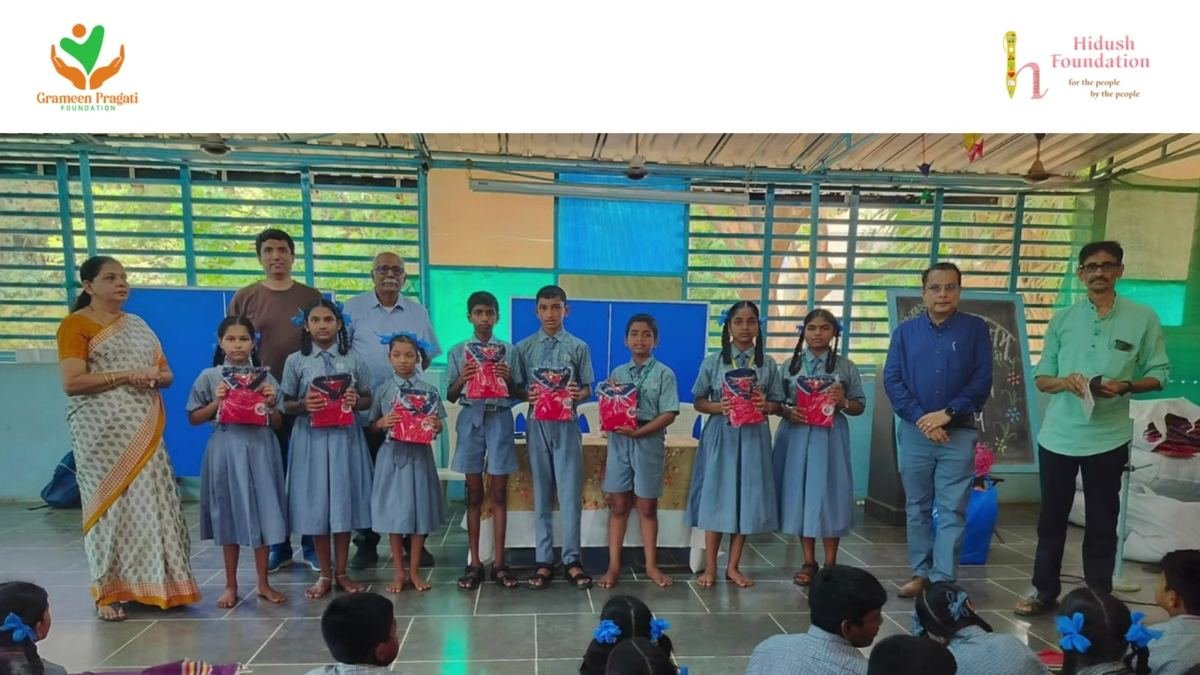 Students and guests at the distribution