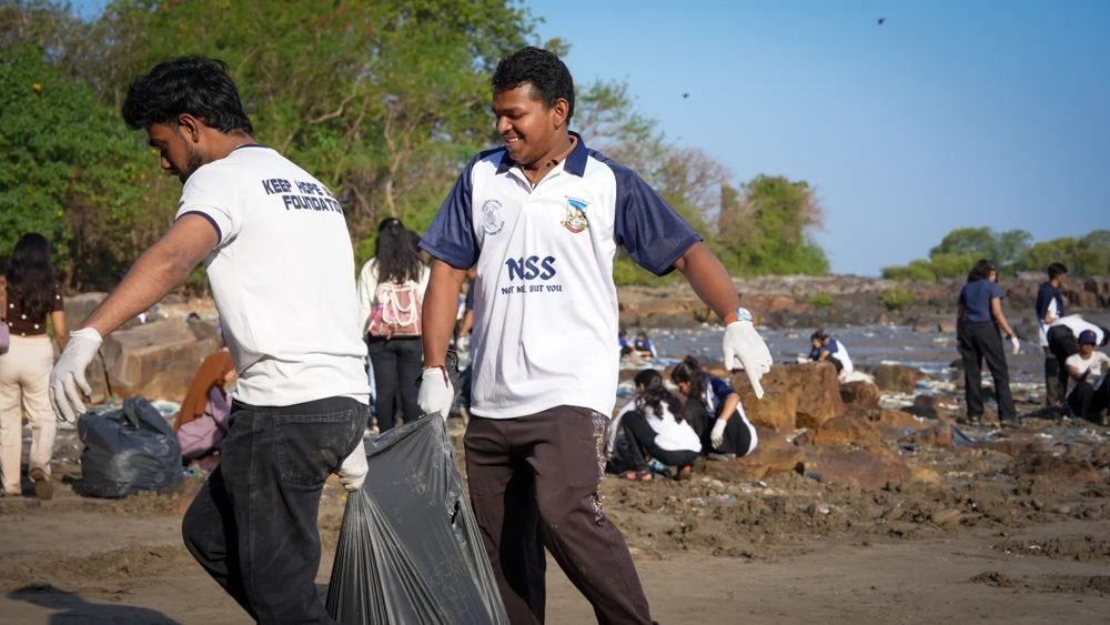 Beach cleanup at Dana Pani Beach, Malad West